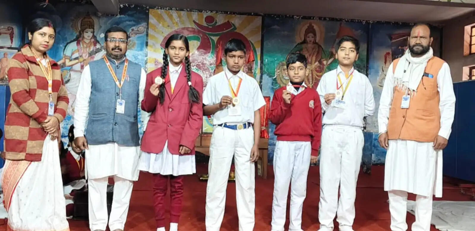 रामप्रसाद विद्या मंदिर में छात्रों ने की जरूरतमंदों की आर्थिक मदद