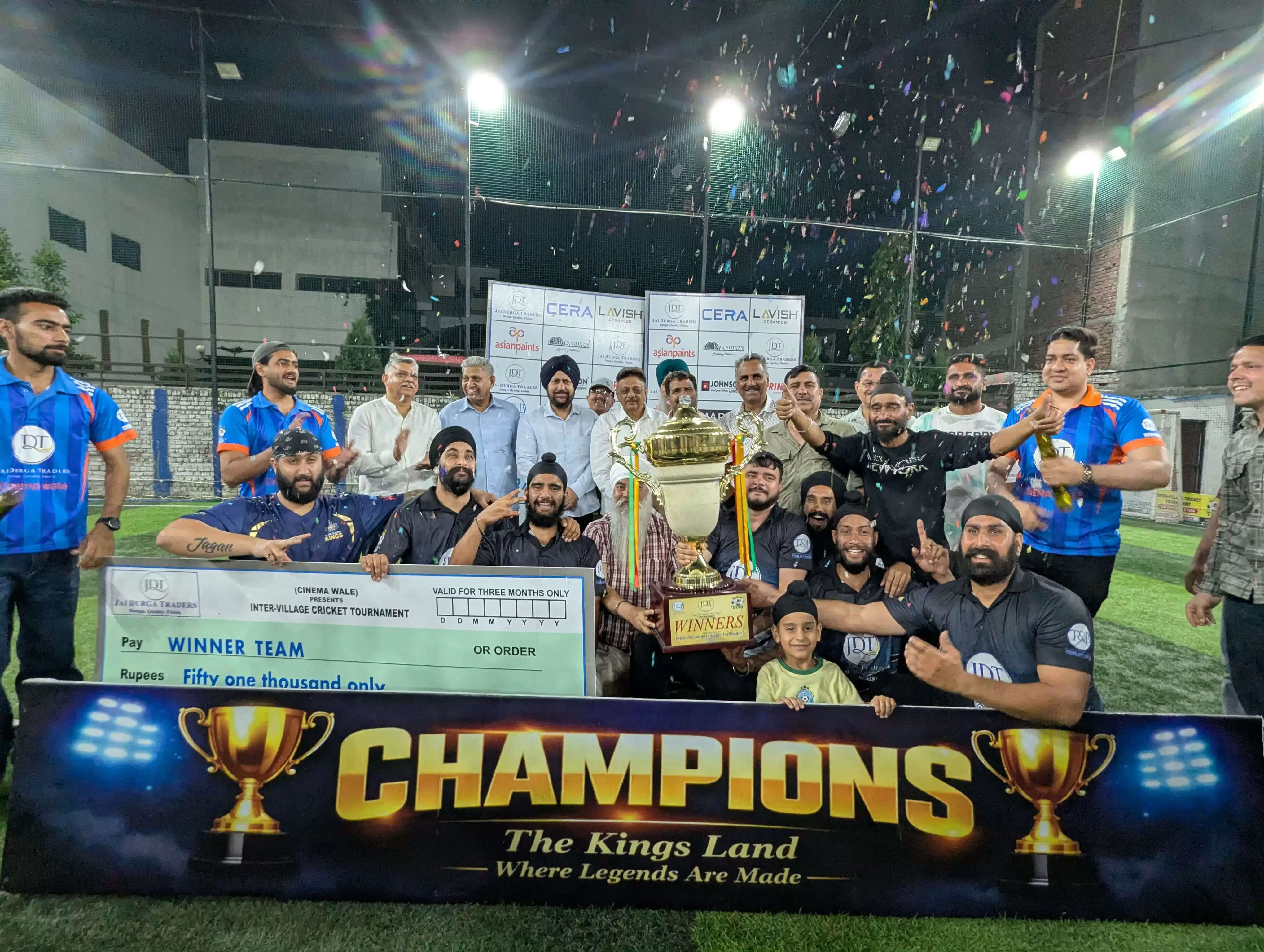 बॉक्स क्रिकेट टूर्नामेंट का समापन, 17 दिनों तक चले मुकाबलों के बाद धिंडे कलां टीम बनी विजेता, युवाओं में दिखा जबरदस्त उत्साह