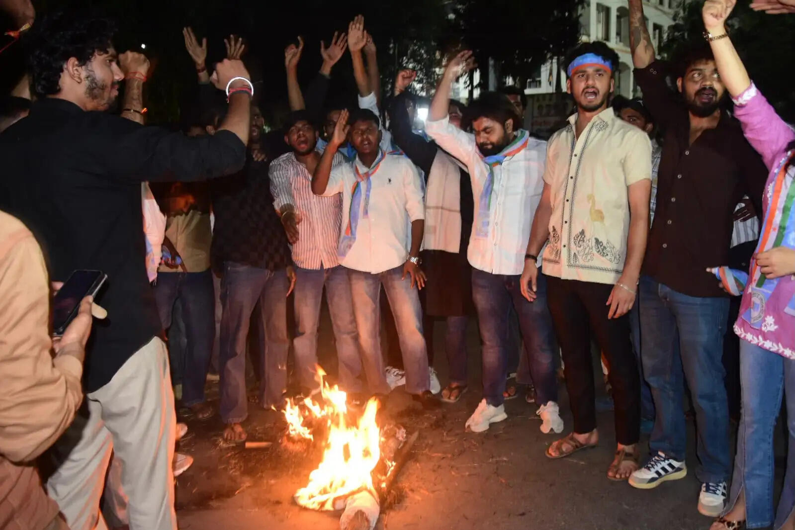 मप्र&nbsp;से हरदीप सिंह पुरी की राज्यसभा उम्मीदवारी के विरोध में एनएसयूआई का प्रदर्शन, पुतला फूंका