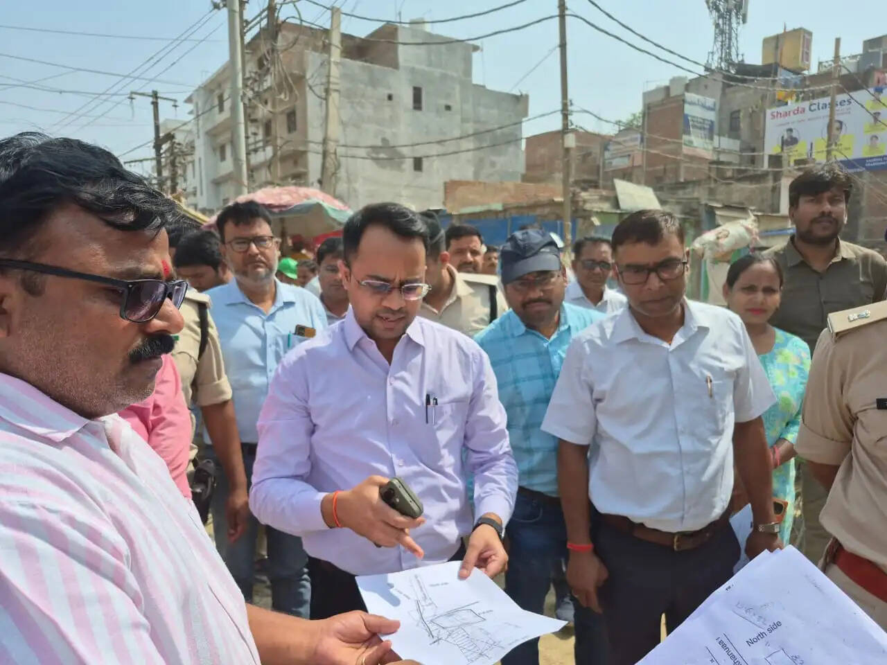 जिलाधिकारी ने किया डबल डेकर और खनुआ नाला का स्थलीय निरीक्षण