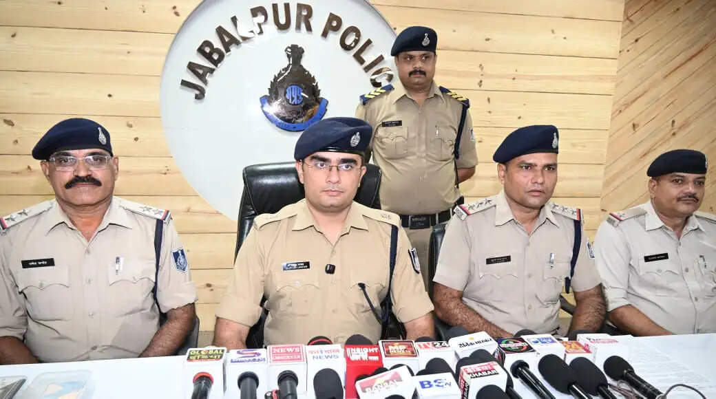 जबलपुर : दो शातिर झपटमार-वाहन चोर गिरफ्तार, आठ लाख का माल बरामद