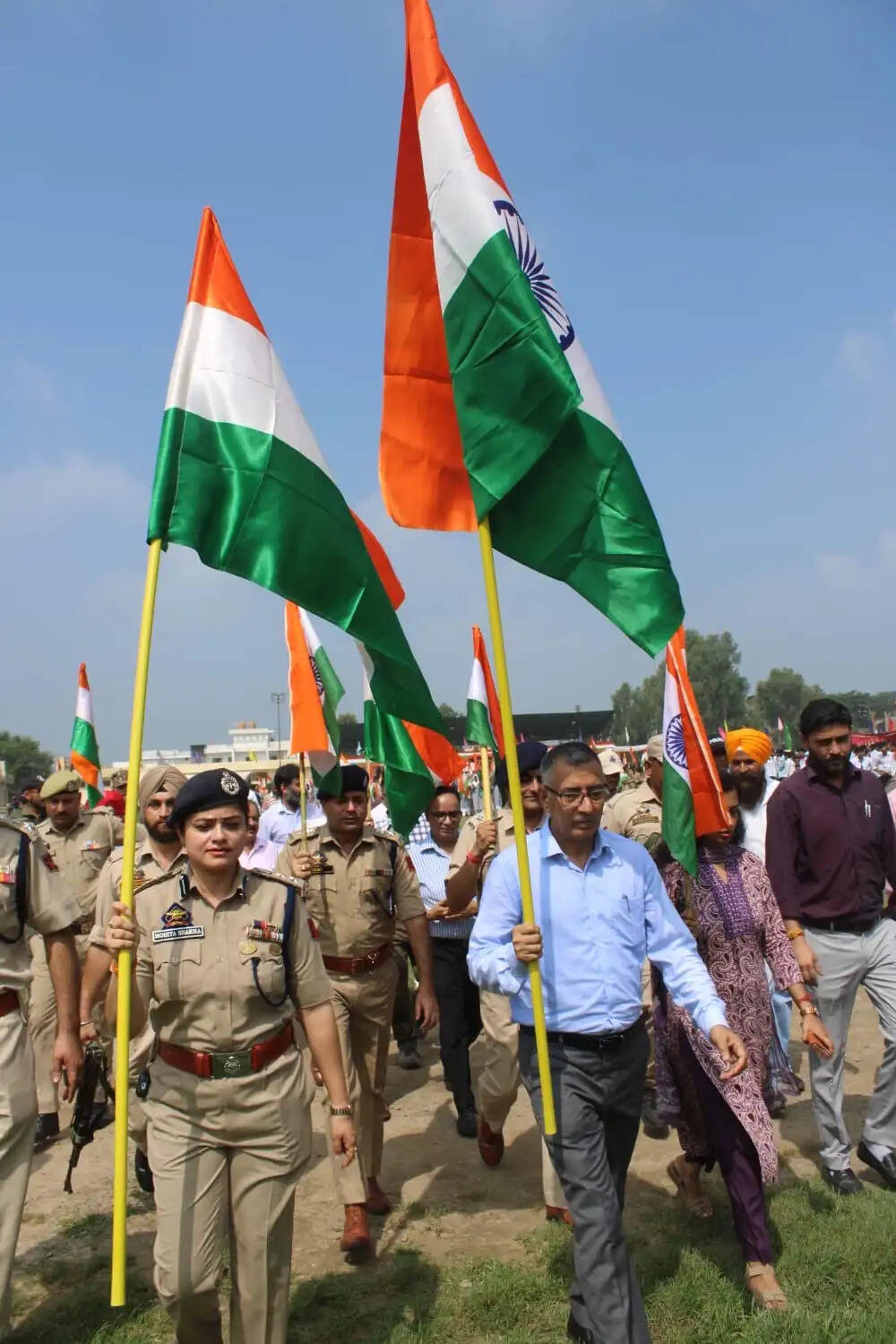 कठुआ में पुलिस ने निकाली भव्य तिरंगा रैली