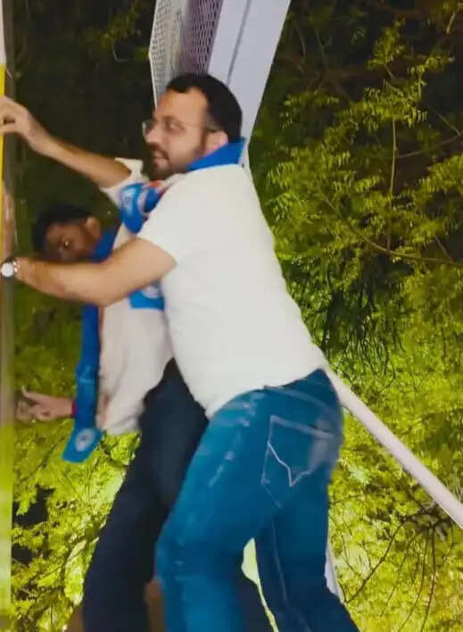 आधी रात को जेएनवीयू में एनएसयूआई का हंगामा