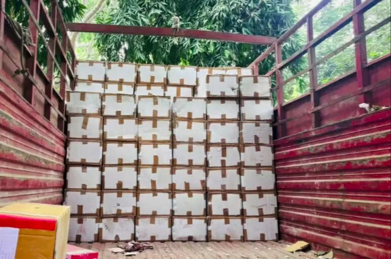 वाहन जांच में प्रतिबंधित कोडीनयुक्त कफ सिरप व शराब बरामद