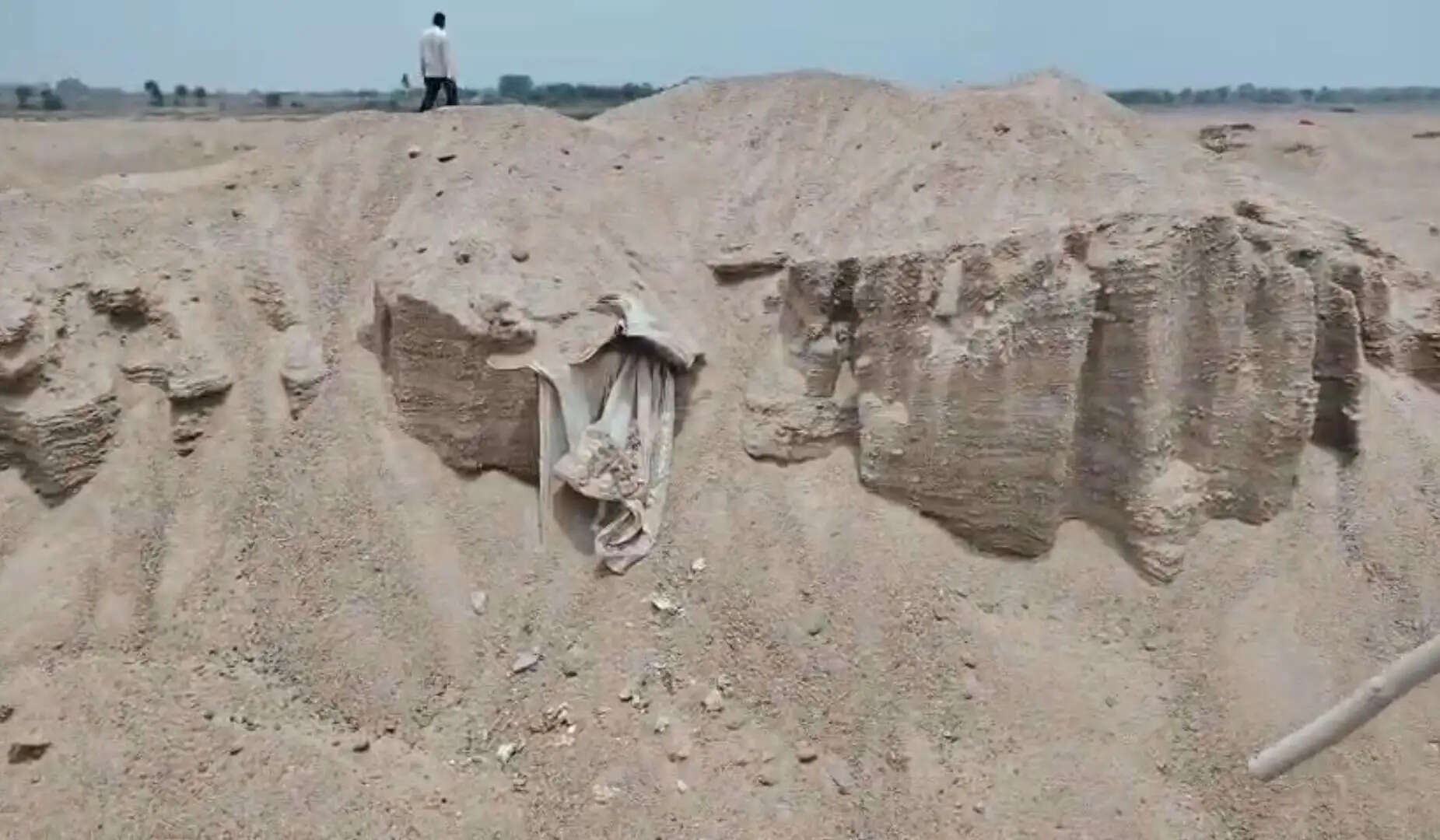 जिले में अवैध रेत खनन जारी, नर कंकाल निकलने से ग्रामीण आक्रोशित
