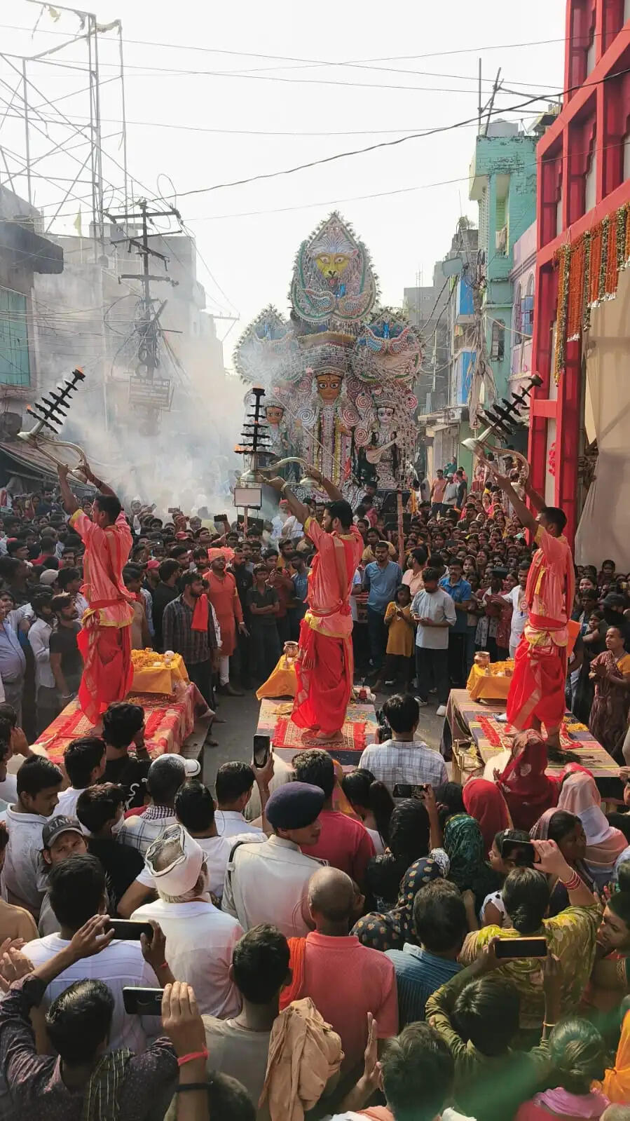 सिल्क सिटी में मां दुर्गा को नम आंखों से दी गई विदाई, भव्य शोभायात्रा के साथ मुशहरी घाट में हुआ प्रतिमा विसर्जन