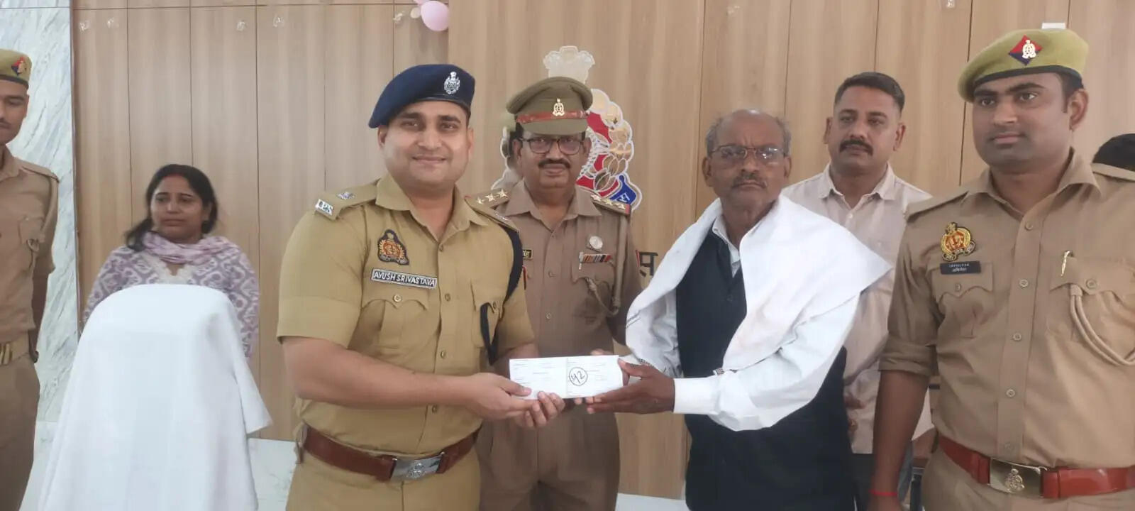 जाैनपुर में साइबर सेल ने खाेए 125 मोबाइल फोन किए बरामद