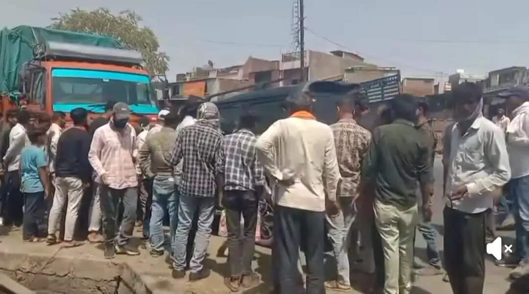 तेज रफ्तार स्कॉर्पियो सड़क किनारे खड़े आयशर में घुसी, एयरबैग खुलने से टला बड़ा हादसा