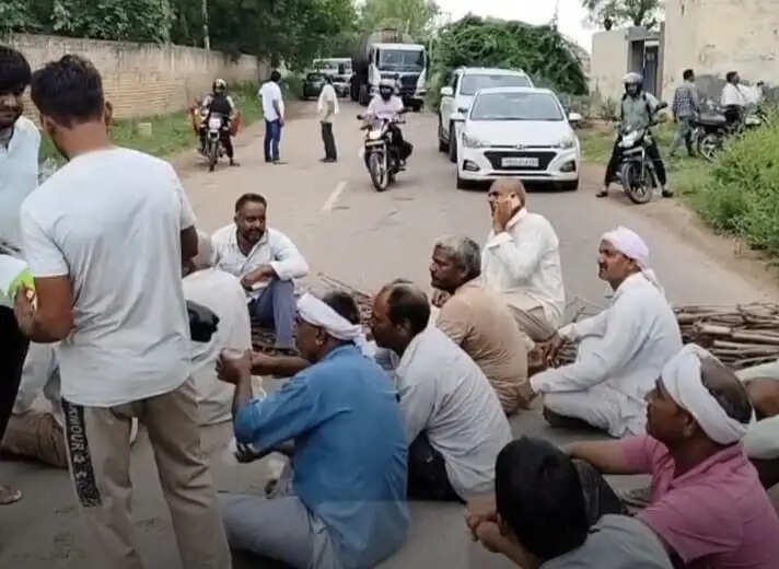 माइनर में पानी न छोडऩे से गुस्साए किसानों ने जींद-सफीदों मार्ग पर लगाया जाम