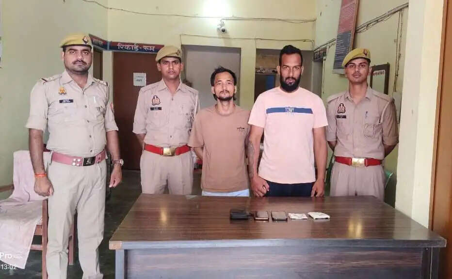 करीब 1 लाख रुपये की स्मैक व बुलेट के साथ 2 नेपाली तस्कर गिरफ्तार