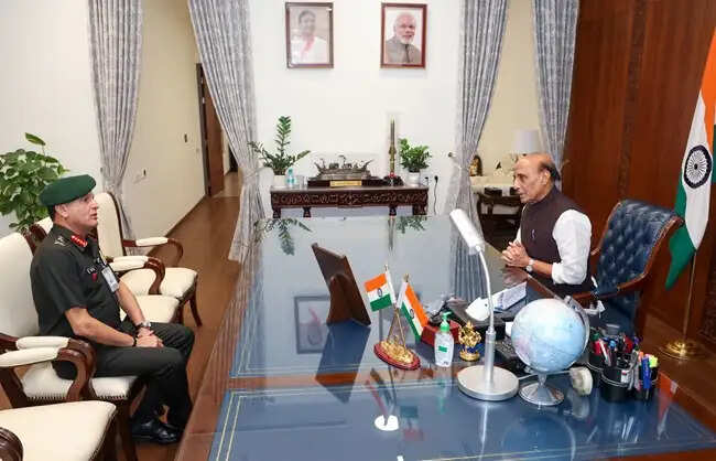 रक्षा मंत्री से मिले&nbsp;सेना प्रमुख जनरल धीरज सेठ, कई अहम मुद्दों पर हुआ विचार-विमर्श