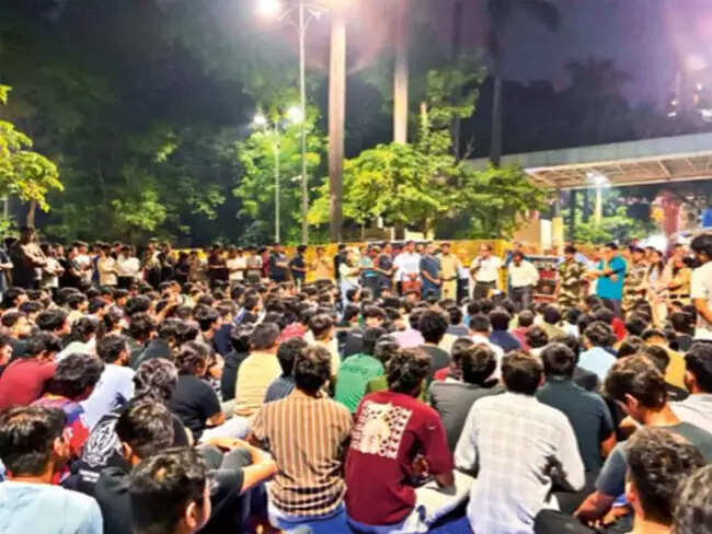 आईआईटी बॉम्बे छात्र आत्महत्या मामले में प्रोफेसर सूर्यनारायण डूला डीन पद से निलंबित