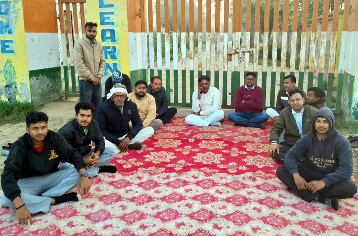 हिसार : प्राचार्या के तबादले की मांग पर गुस्साए ग्रामीणों ने जड़ा आरोही स्कूल गेट को ताला