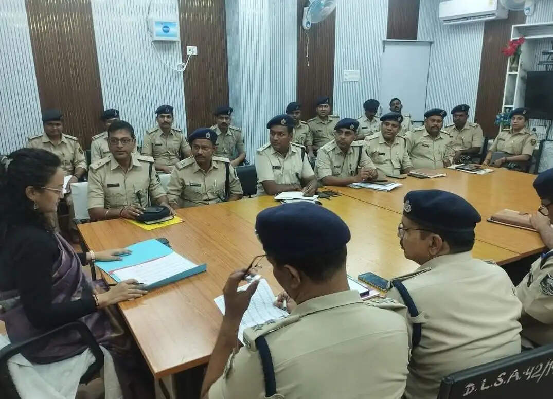 राष्ट्रीय लोक अदालत की सफलता को लेकर पुलिस पदाधिकारियों संग समीक्षा बैठक आयोजित