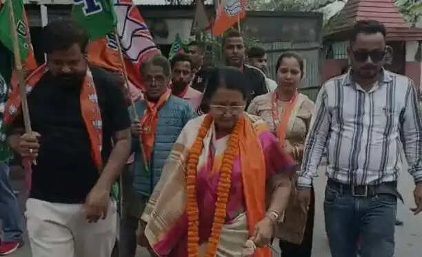 चुनाव प्रचार के दौरान भाजपा उम्मीदवार शिखा चटर्जी को झेलना पड़ा विरोध