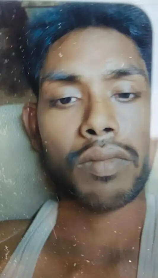 रेलवे ट्रैक के किनारे मिला शव, पुलिस ने मोबाइल से परिजनों को जानकारी दी