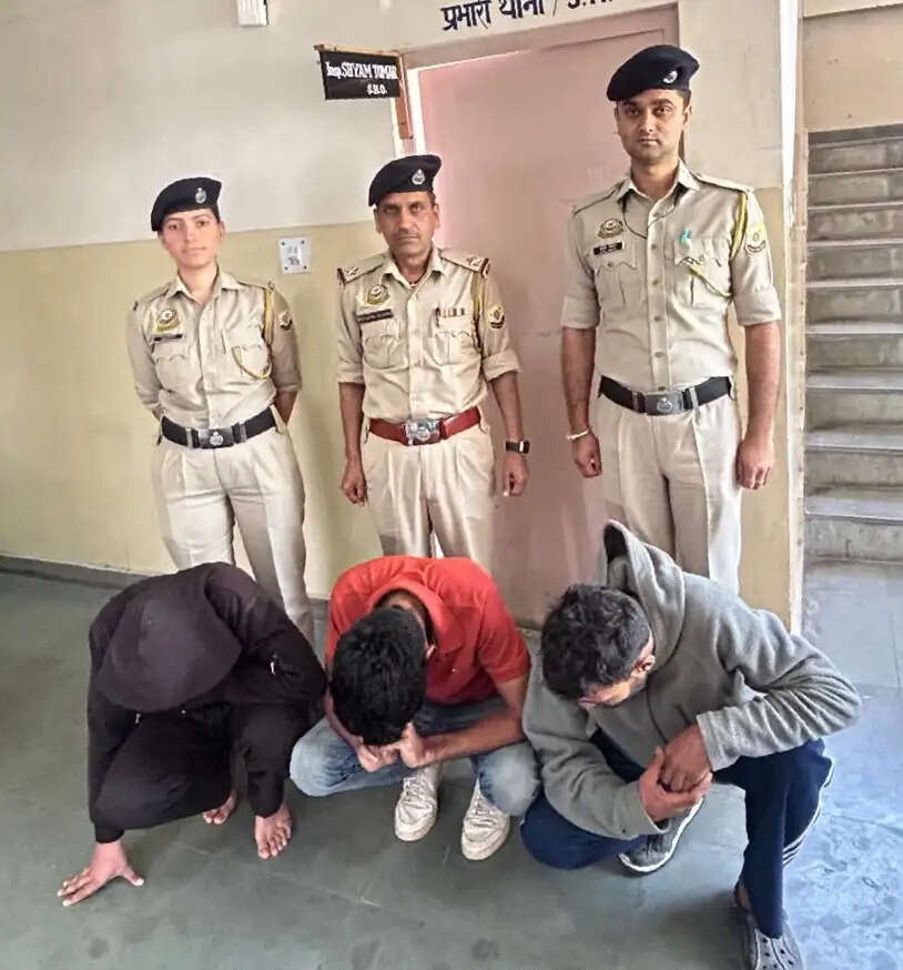 कार में हो रही थी चिट्टे की सौदेबाजी, तीन गिरफ्तार