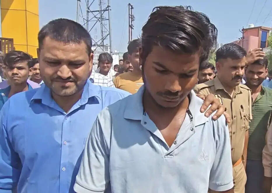 मोबाइल टावर पर चढ़ा युवक, प्रेमिका से शादी करने की जिद