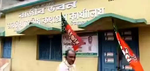 कालियागंज में कांग्रेस कार्यालय पर भाजपा झंडे को लेकर भारी तनाव