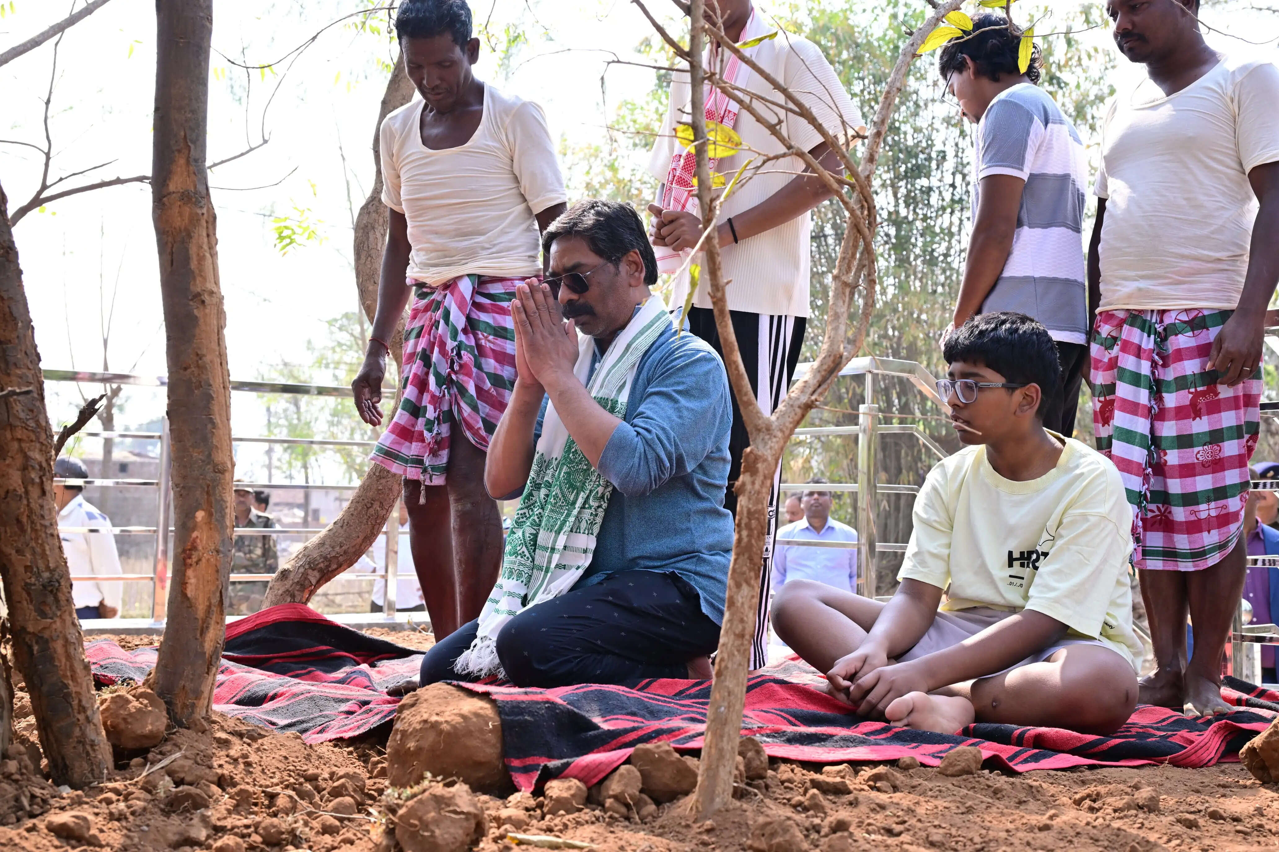 मुख्यमंत्री हेमंत सोरेन ने पैतृक गांव नेमरा में ‘बाहा पर्व’ में लिया भाग, जाहेर थान में की पूजा-अर्चना