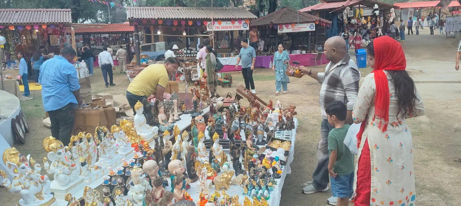 फरीदाबाद : सूरजकुंड दिवाली मेले में आकर्षण का केंद्र बनीं भगवान की सुंदर एवं कलात्मक मूर्तियां