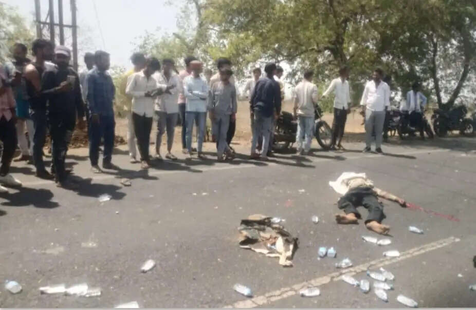 राजगढ़ःअज्ञात डंपर की टक्कर से बाइक सवार की मौत, सड़क पर बिखरे शराब के क्वार्टर