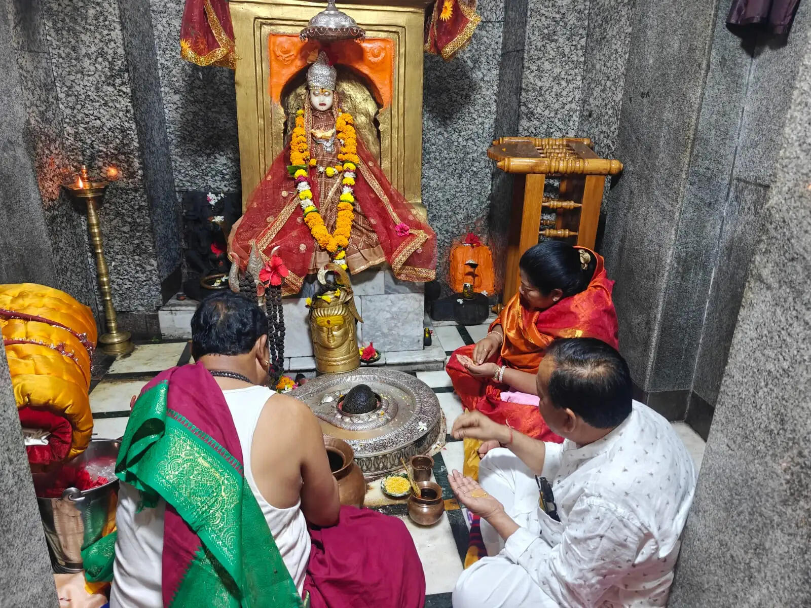 अनूपपुर: लोक स्वास्थ्य यांत्रिकीय मंत्री उईके ने मां नर्मदा का पूजन-अर्चन, अमरकंठ महादेव में किया रुद्राभिषेक