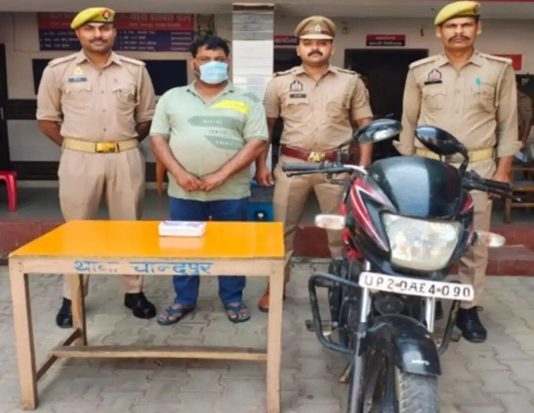 चांदपुर पुलिस ने आरोपी को आभूषण व मोटरसाइकिल समेत दबोचा, पूर्व में भी दर्ज है मुकदमे