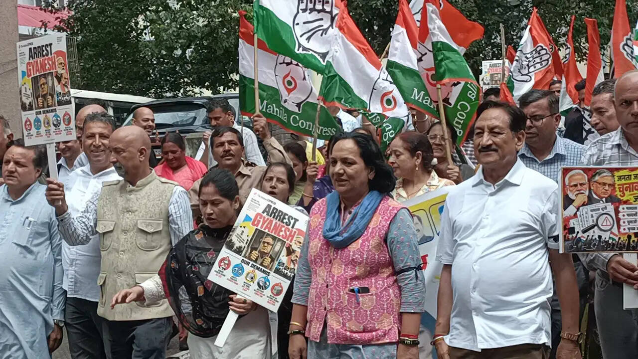 वोट चोरी के खिलाफ मंडी में कांग्रेस का धरना-प्रदर्शन