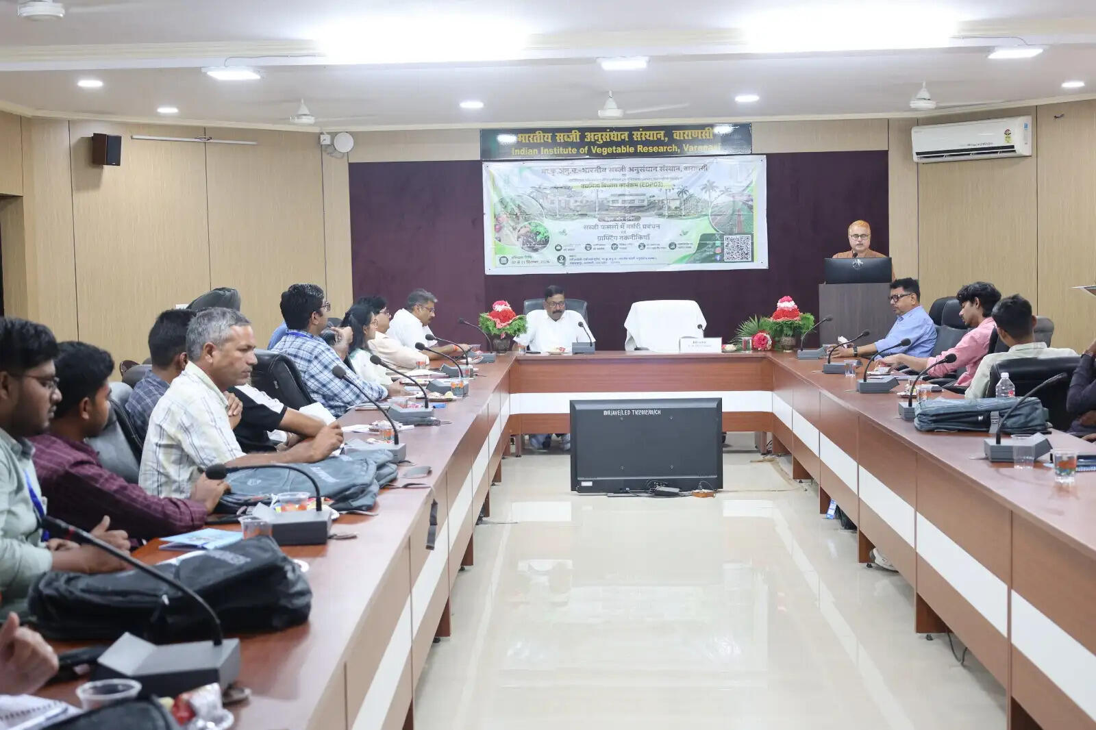 आईआईवीआर में बैंगन, टमाटर सहित प्रमुख सब्जी फसलों में ग्राफ्टिंग तकनीक का प्रत्यक्ष प्रदर्शन