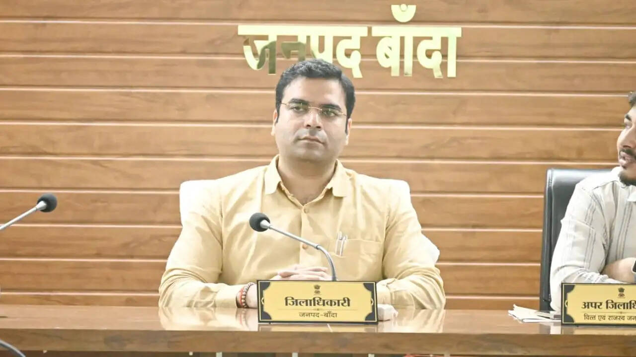 एमएलसी स्नातक चुनाव के लिए बांदा में 22 मतदेय स्थल प्रस्तावित, जिलाधिकारी ने की समीक्षा