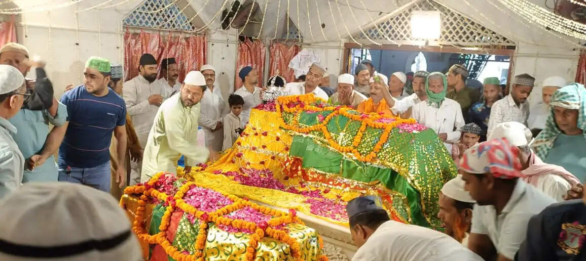 शहीद अलैहिर्रहमा के सालाना उर्स-ए-पाक में पूरे अदब-ओ-एहतराम के साथ दरगाह शरीफ पहुंची चादर