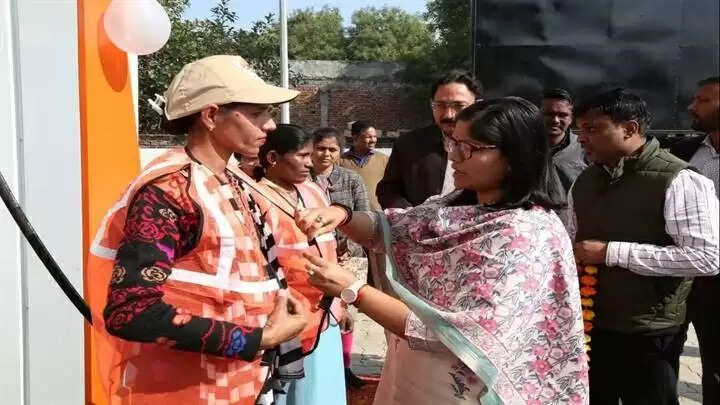 ग्वालियरः जिले में सात और जरूरतमंद महिलायें बनी “शक्ति दीदी”, कलेक्टर ने पट्रोल पंप पर पहुँचकर बढ़ाया हौसला