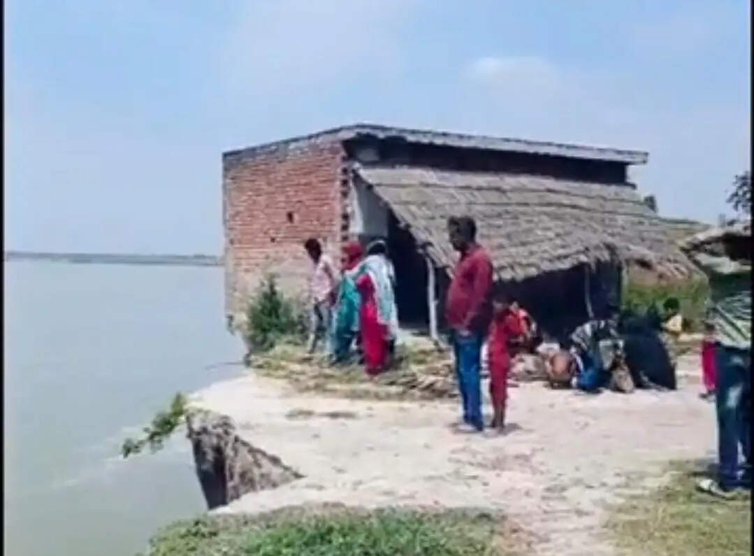 फर्रुखाबाद: गंगा में अचानक आया उफान, जलस्तर बढ़ने से कटान तेज