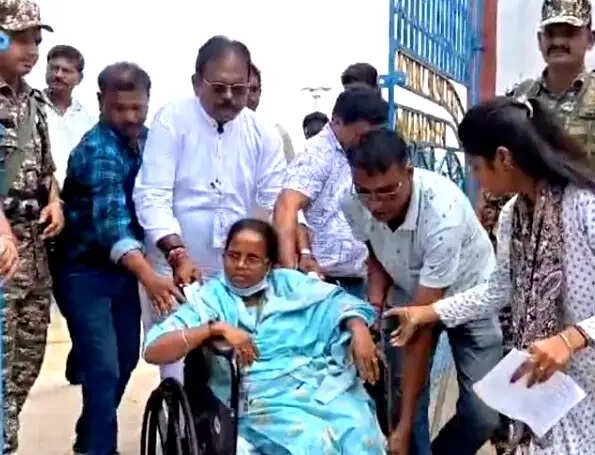 अस्पताल से एंबुलेंस में पहुंचीं मिताली बाग, बोलीं– गला काट दें फिर भी ‘जय बांग्ला’