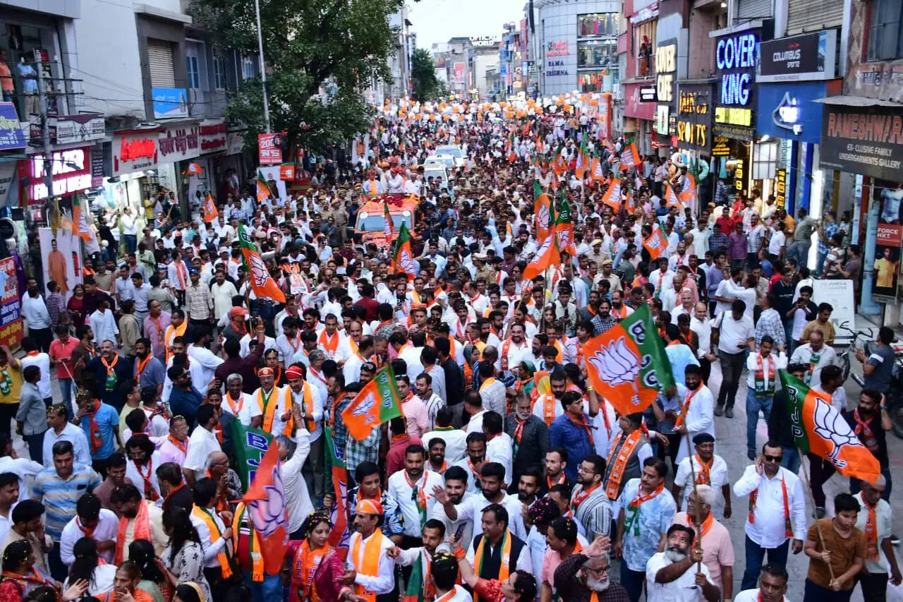 उदयपुर में सीएम का रोड शो, विकसित उदयपुर के संकल्प के साथ मांगा जनसमर्थन