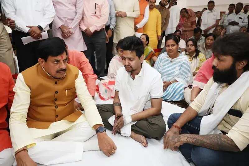 मुख्यमंत्री इंदौर पहुंचकर अग्निकांड पीड़ितों से मिले, कहा- दुर्घटना की एक्सपर्ट से हर पहलू की कराएंगे गहन जांच
