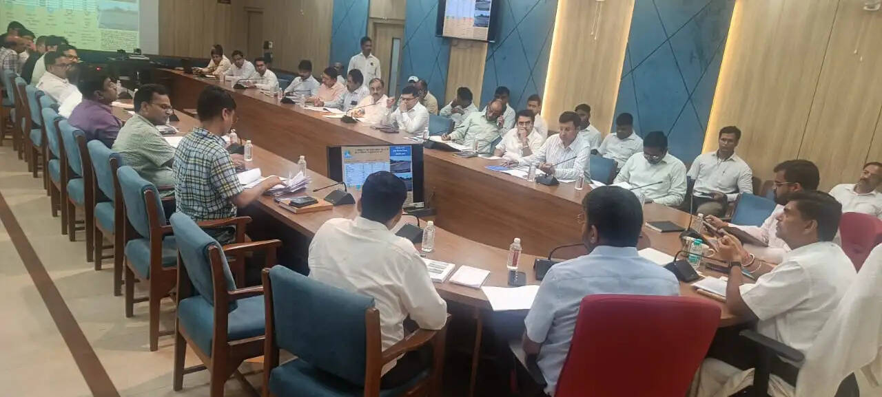 मंडलायुक्त ने 10 करोड़ से अधिक की 120 परियोजनाओं की की गहन समीक्षा