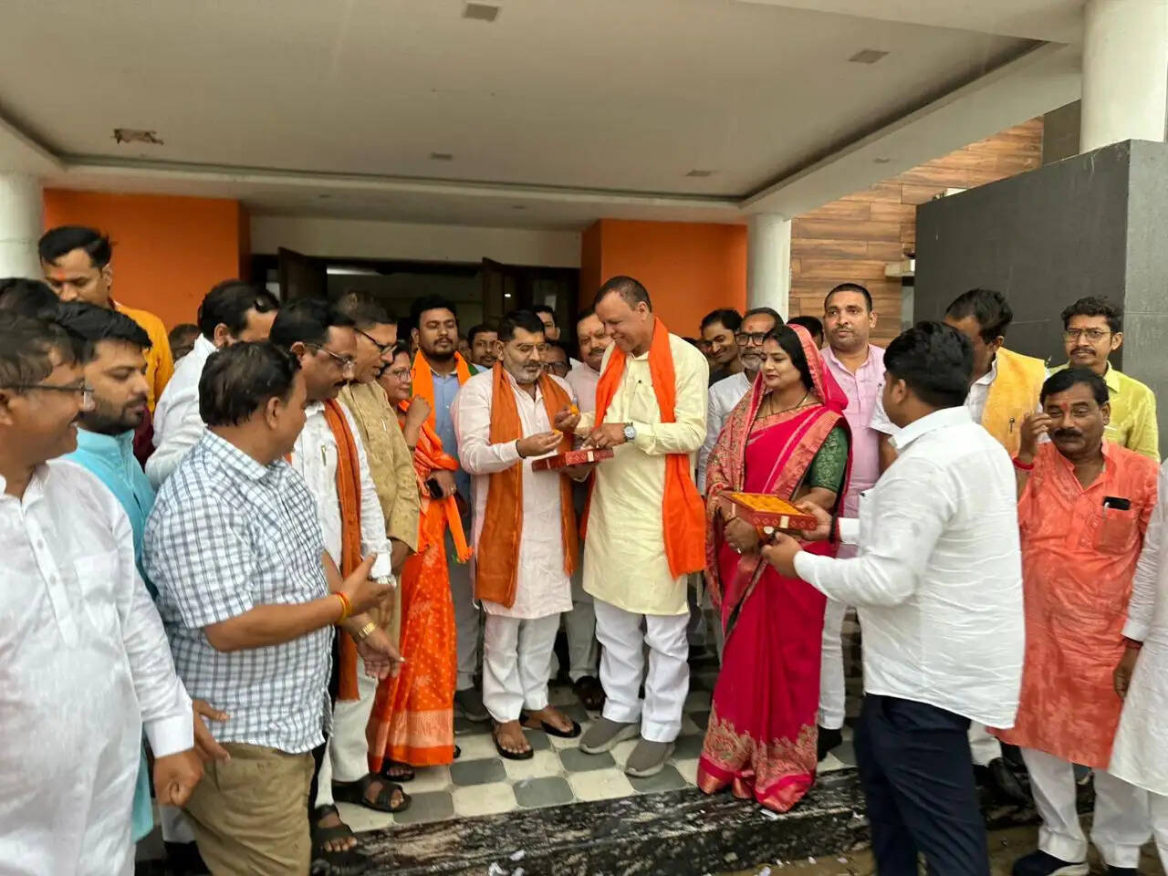 भाजपा की प्रचंड जीत पर कार्यकर्ताओं में उत्साह, गोरखपुर के क्षेत्रीय कार्यालय में मना जश्न