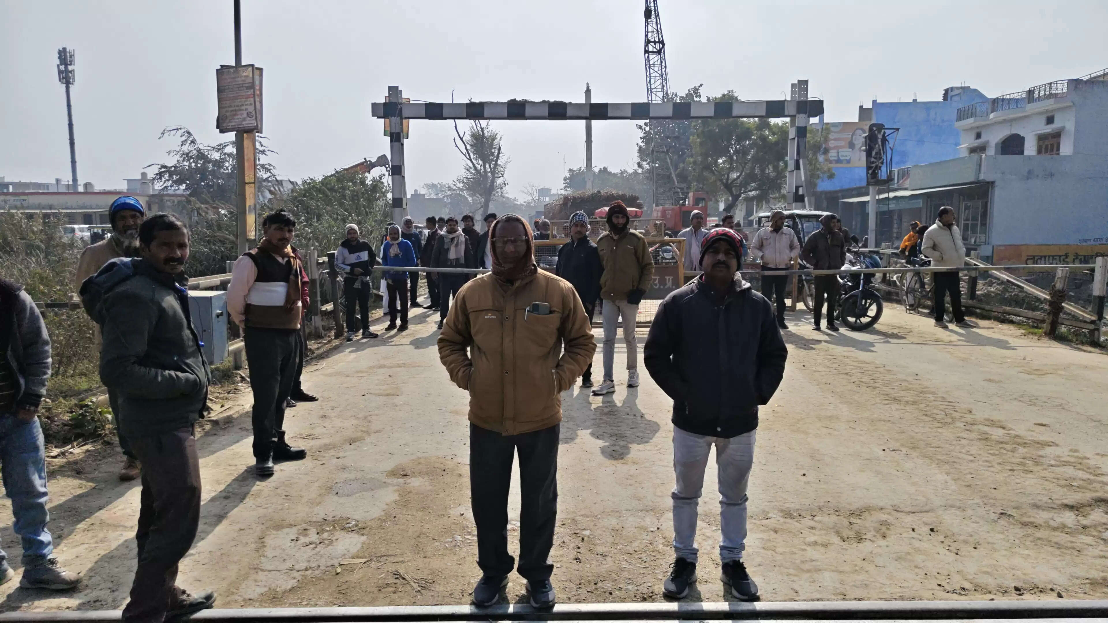 उत्तर प्रदेश में गन्ना लदी ट्रैक्टर–ट्रॉली रेलवे फाटक से भिड़ी , खड़ी रही तीन घंटे दो ट्रेन