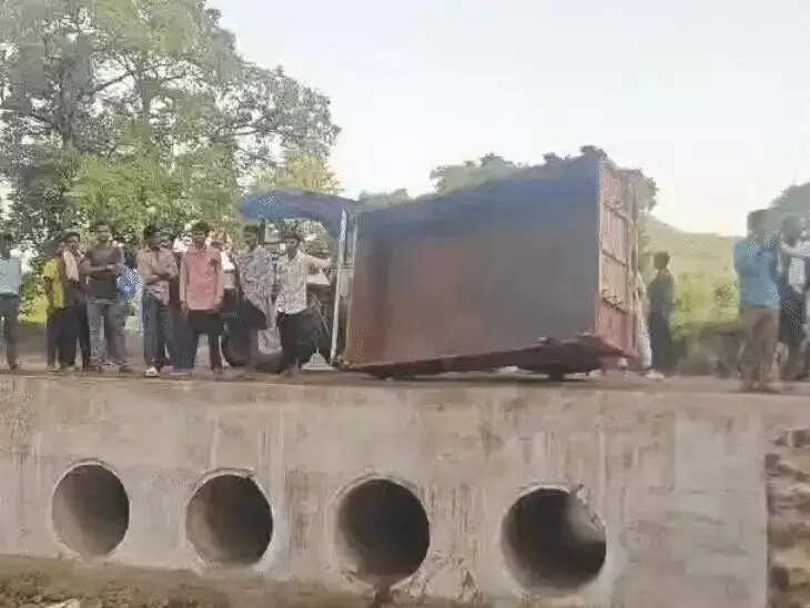 अनूपपुर: ट्रैक्टर-ट्रॉली पलटने से हुए हादसे में मृतकों की संख्या बढ़कर 6 हुई