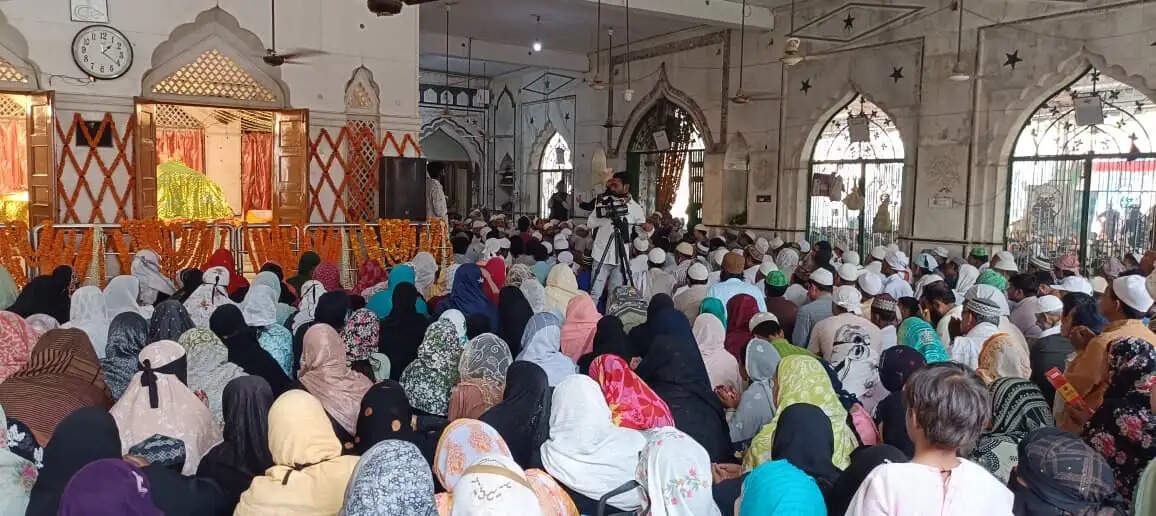 शहीद अलैहिर्रहमा के सालाना उर्स-ए-पाक में पूरे अदब-ओ-एहतराम के साथ दरगाह शरीफ पहुंची चादर