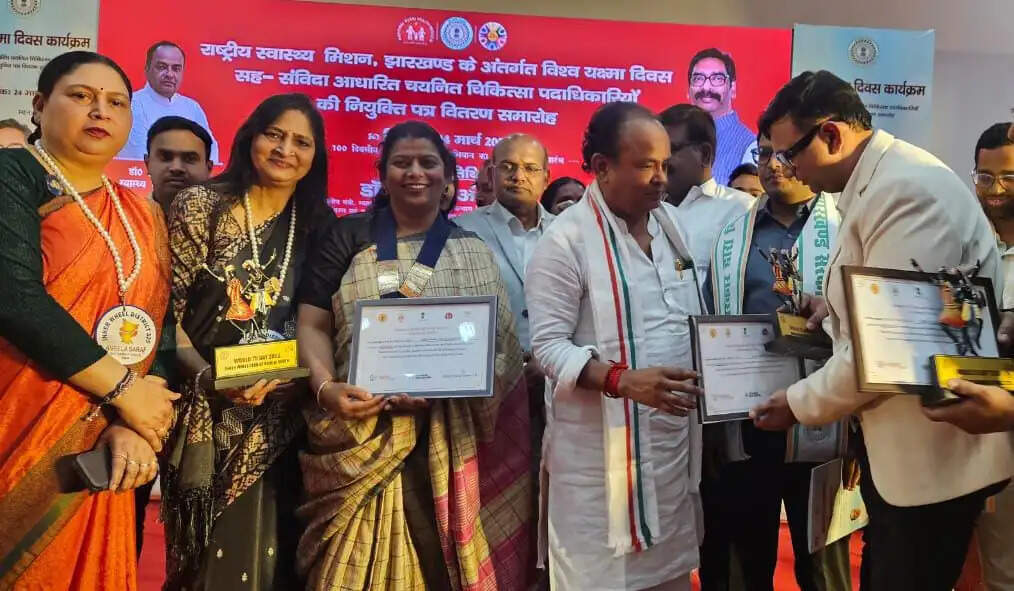 टीबी उन्मूलन की दिशा में बड़ी पहल, पोषण किट वितरण के लिए सीएसआर टीम सम्मानित