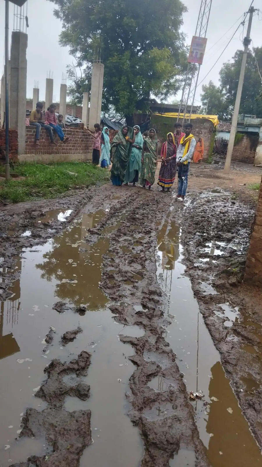 पंचायत दर्पण पर 74 लाख से ज्यादा खर्च का दावा, बारिश में कीचड़ में तब्दील हुई गांव की सड़क