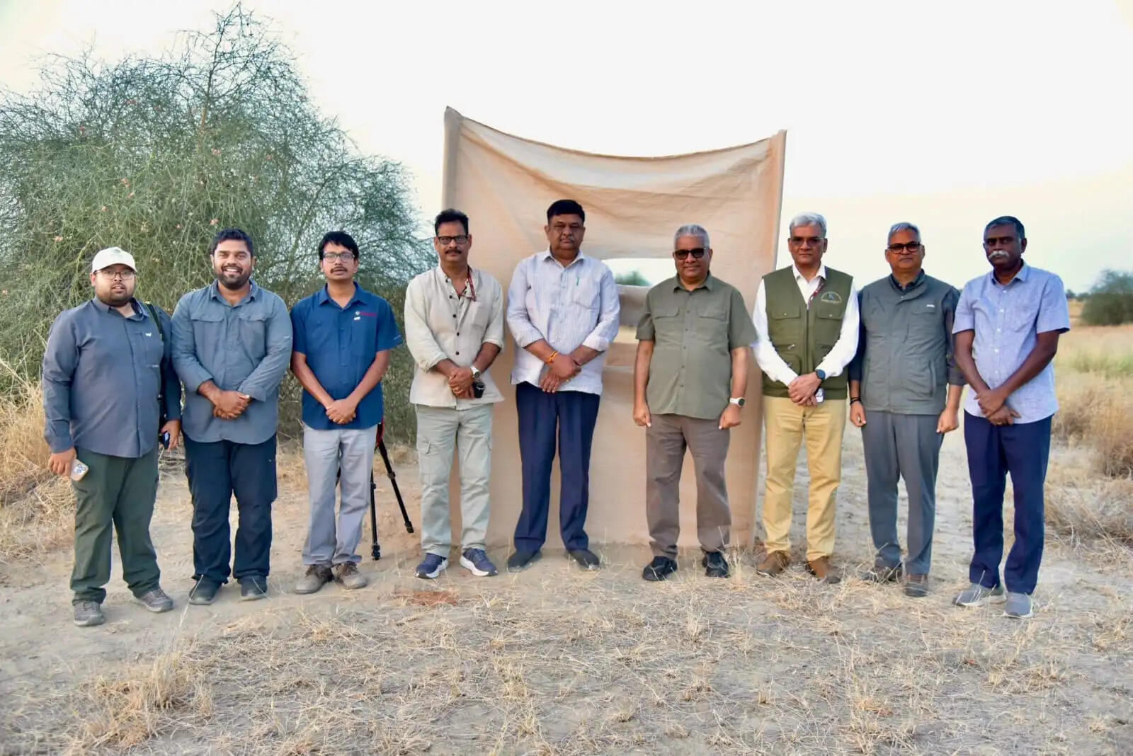 करीब एक दशक की मेहनत के बाद सम में खुले क्षेत्र में छोड़े गए दो नर गोडावण