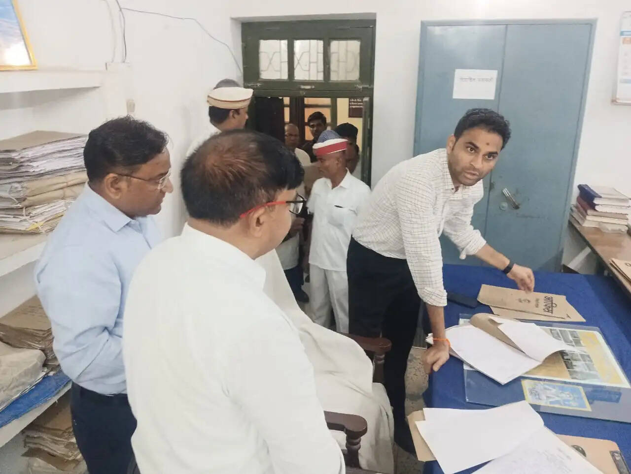 डीएम ने तहसीलदार न्यायालय का किया निरीक्षण, लंबित वादों के शीघ्र निस्तारण के दिए निर्देश