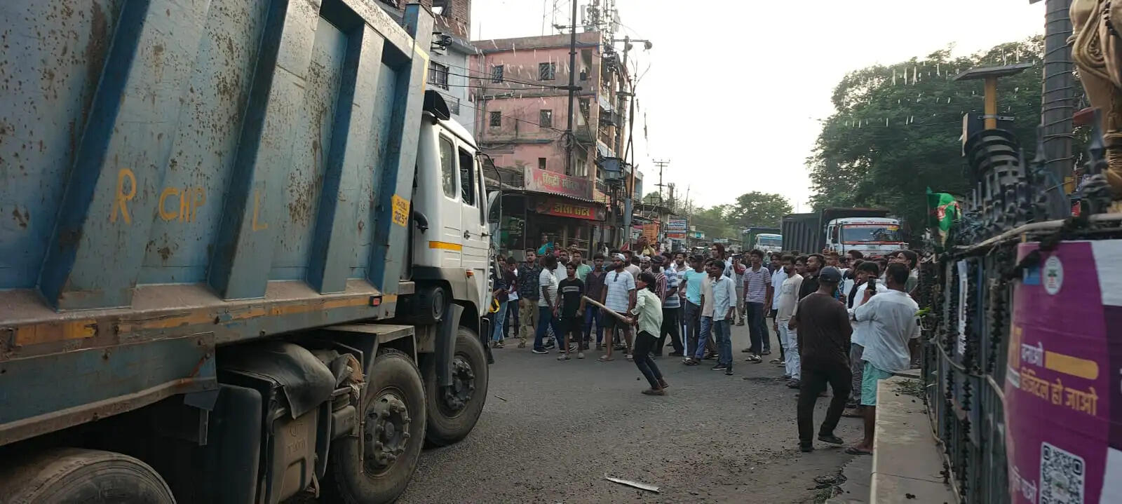अधेड़ व्यक्ति को हाईवा ने रौंदा, आक्रोशित भीड़ ने पुलिस पर किया पथराव