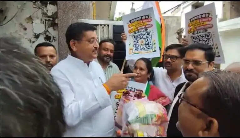 यूपीआई शुल्क के विरोध में कांग्रेस ने राज्यमंत्री रामकेश निषाद के आवास पर पहुंचकर जताया विरोध