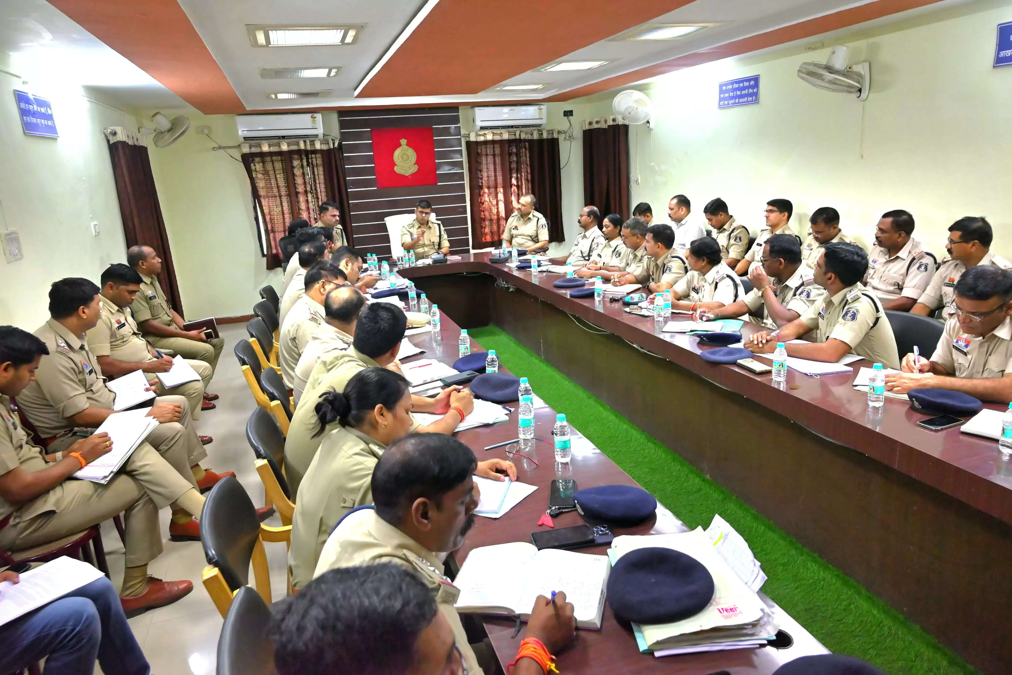 अवैध गतिविधियों पर कठोर कार्रवाई करें : एसपी