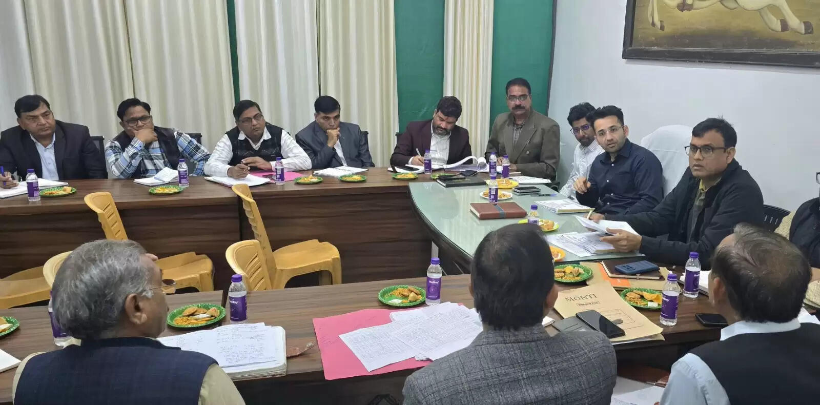 गौ आश्रय स्थलों में लापरवाही पर तीन सचिवों को कारण बताओ नोटिस